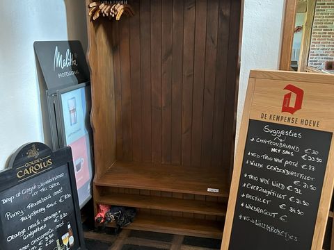 Lot van 2 stoepborden, 1 krijtbord, houten halkast in de vestiaire(int 1)