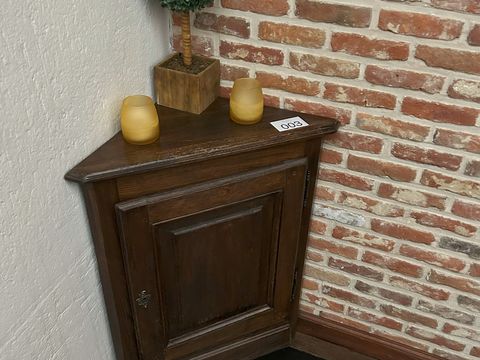 Hoekkastje in eik met oa poetsprodukten (inv 3)