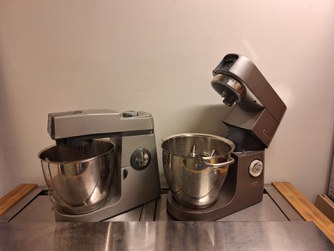 2 stuks Kenwood Keukenrobots (Defect / Voor Onderdelen)