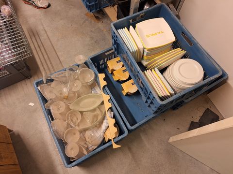 4 blauwe kratten met Divers Partij Serviesgoed, Glaswerk en Tapasborden +/-60units
