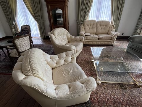 Leather lounge suite