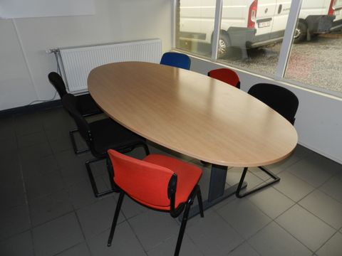 vergadertafel met stoelen