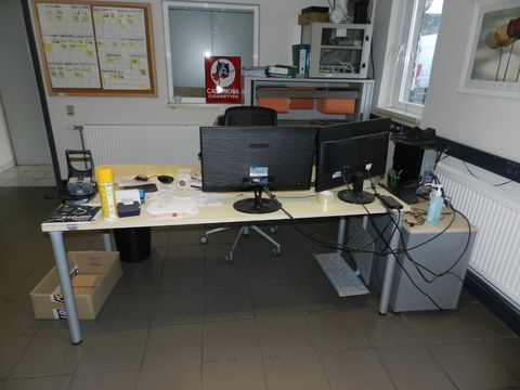 bureau met kasten