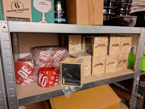 24 stuks Almdudler Krijtbordbakjes+10 stuks De Koninck Manchetten
