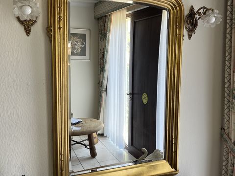 Bar mirror – wall lights – chandelier