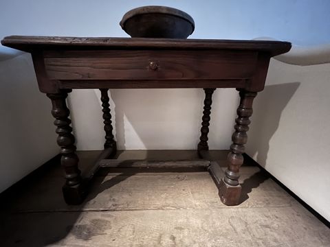 Kleine tafel met aardewerk schaal