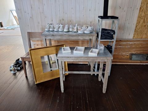 Lot meubels(2 tafels,stoel en spiegel)