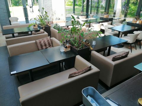 8 zitbanken+8 tafels en 2 mobiele zuilen met planten incl.decoratie en kussens