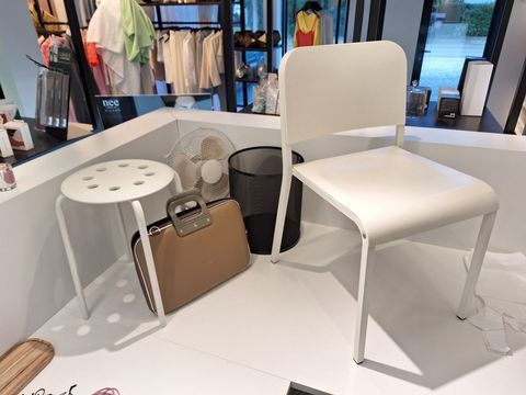 Lot met 2 stoelen,draagtas,ventilator en mand