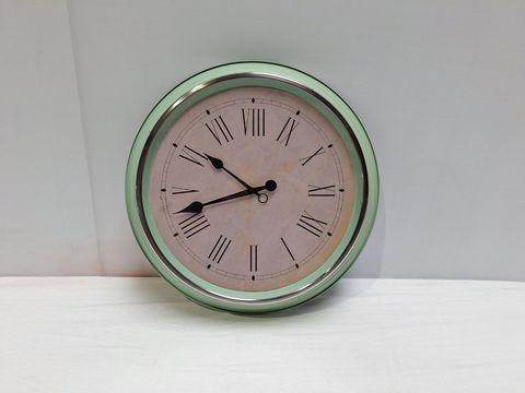 Mintgroene wandklok met Romeinse cijfers