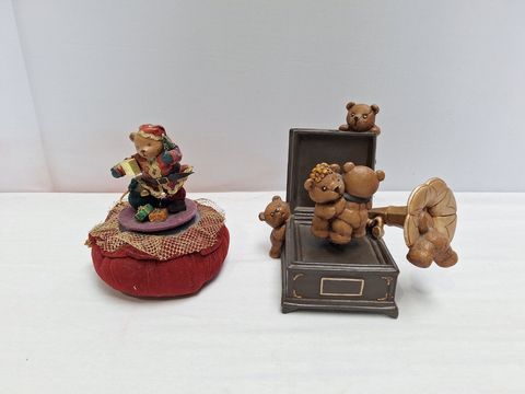 Twee muziekdozen met berenfiguren
