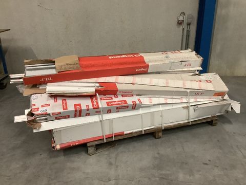 1 partij witte pvc kabelgoten LEGRAND
