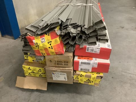 Partij pvc kabelgoten verdeeld over 6 pallets voor bordenbouw
