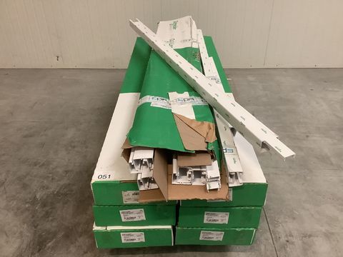 1 partij witte pvc kabelgoten SCHNEIDER