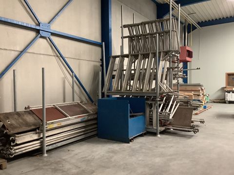 3 complete  stellingen met diverse afmetingen+metalen box met wielen en verbindingsstukken
