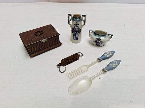 Vintage decoratief lot – hout, keramiek & metaal met bloemmotief