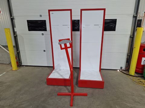 2 Mobiele metalen displaystanden + Schuine draagarm met bevestigingsbeugel