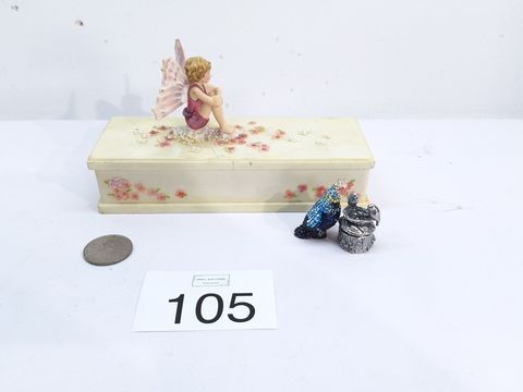 1 rechthoekige sierdoos met bloemmotief,munt en twee kleine dierenfiguren