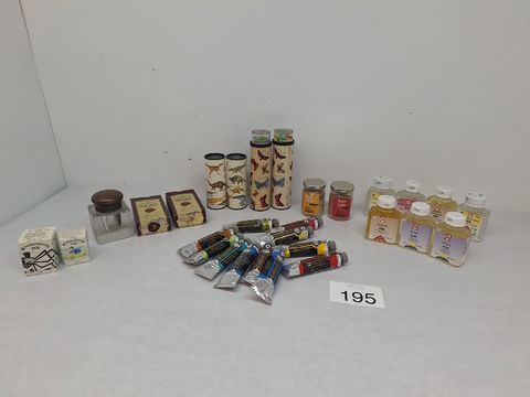 Verzameling kunstenaarsmaterialen, kaleidoscopen en lakzegelsets