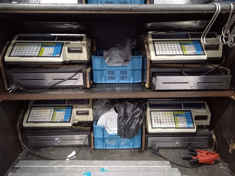 Kast met inhoud oa 7 elektronische weegschalen met kassasyteem CASX CL 5500 enz...(zie afb)