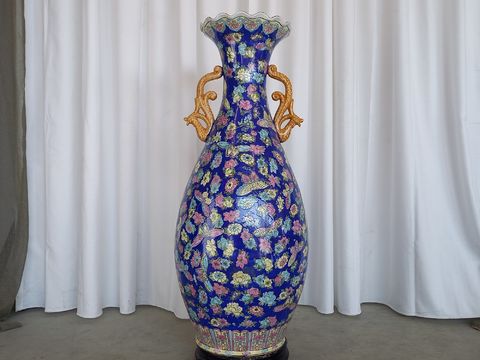 Sierlijke vaas met gedetailleerde florale patronen