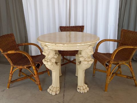 Antieke tafel met 3 rieten stoelen