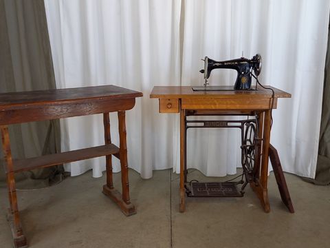 Antiek  1959 Singer naaimachine + bijzettafel