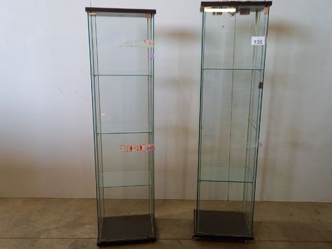 2 vitrinekasten