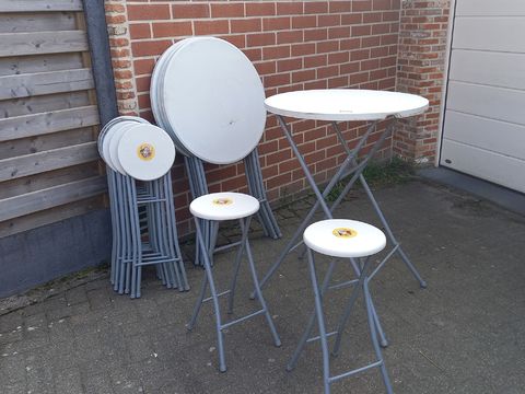 4  statafels + 9 krukjes inklapbaar