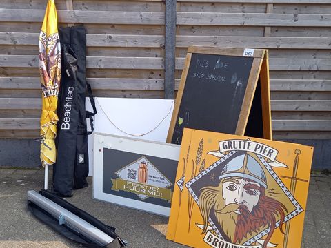 Lot met stoepbord,3 reclame beachvlaggen,rollup banner en paraplu