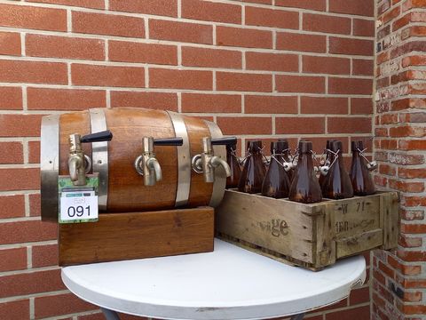 Biertapzuil 3 kranen + oude houten bierkrat met flessen