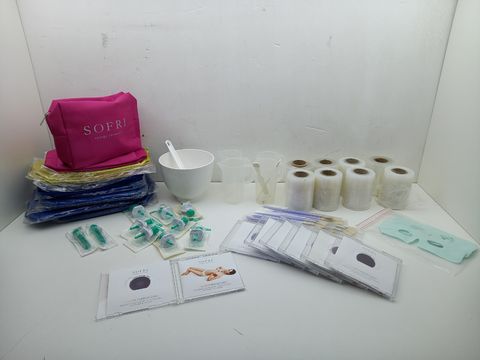 Lot cosmetica artikelen(maatbekers,maskers,wikkelfolie,toilettasjes enz)