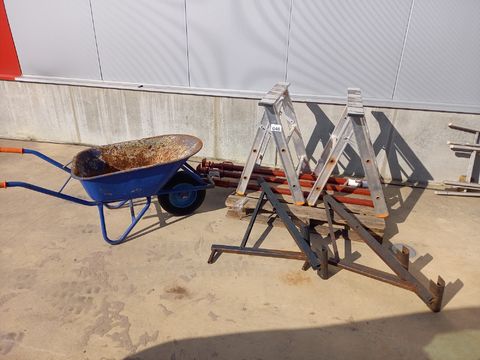 Lot met kruiwagen,2 alu schragen,3 schoren en 2 dakconsoles