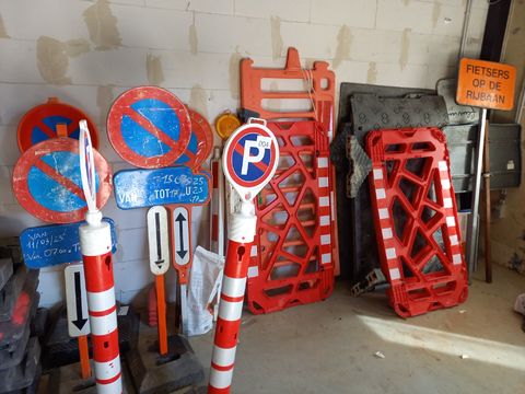 13 tal stuks signalisatie