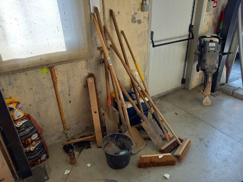 Lot schuppen en andere gereedschappen
