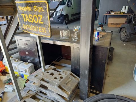 Bureel en galvanise rek