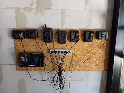 8 opladers divers op osb plaat