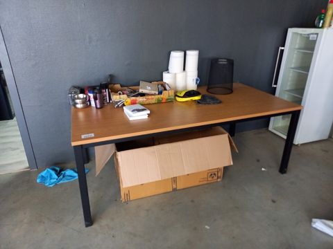 Bureeltafel 110x300 met 5 papierrollen, asbakken, houtskool