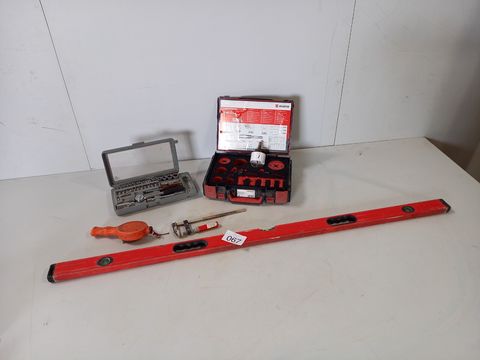 Lot gereedschap met dopsleutelset,waterpas,gatzagenset,slaglijnmolen en lijmtang