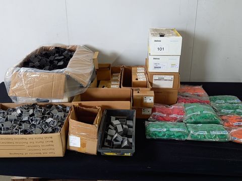Lot afdekkapjes,kabelclipjes,ophangbussen,uitvulplaatjes enz…(zie afb)