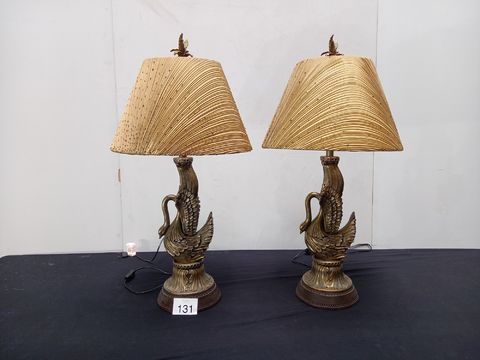 Set van twee identieke tafellampen in de vorm van zwanen