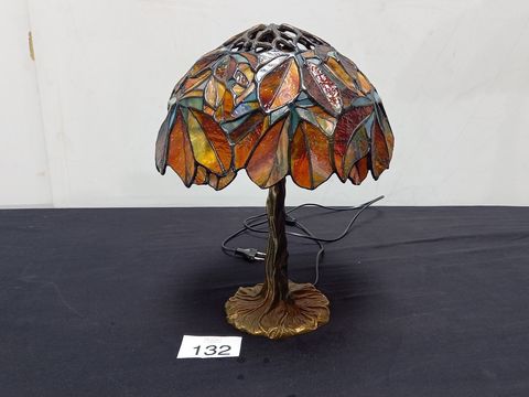 Decoratieve tafellamp met een glas-in-lood kap.