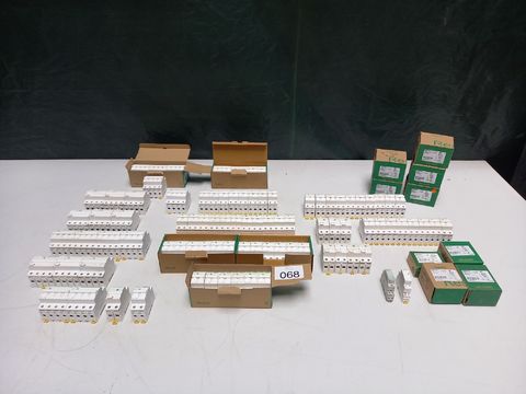 Lot nieuwe diverse zekeringen Schneider
