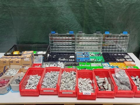 Groot lot divers pvc bevestigingsmateriaal voor elektro installatie