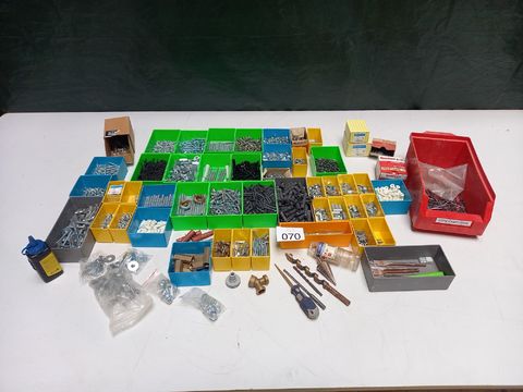 Lot bevestigingsmateriaal oa schroeven,nagels,bouten,moeren(zie afb)