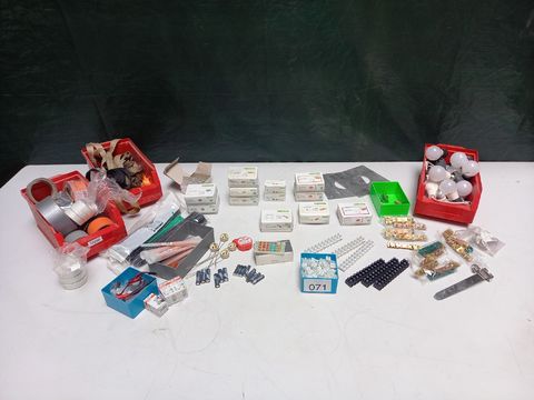 Lot divers met oa Wago klemmen,batterijen,verlichting,tape enz...(zie afb)