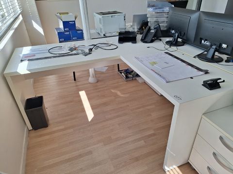 1 bureau(Lvorm)+ladekast en tafel