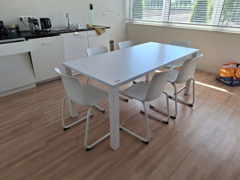 Witte tafel met 6 kuipstoelen