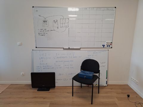 2 magneetborden,stoel,geldkoffer en Philips Tv