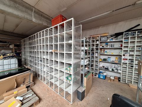 Lot met +/- 10 meter witte rekken(kleine vakken)inclusief inhoud zie afb.